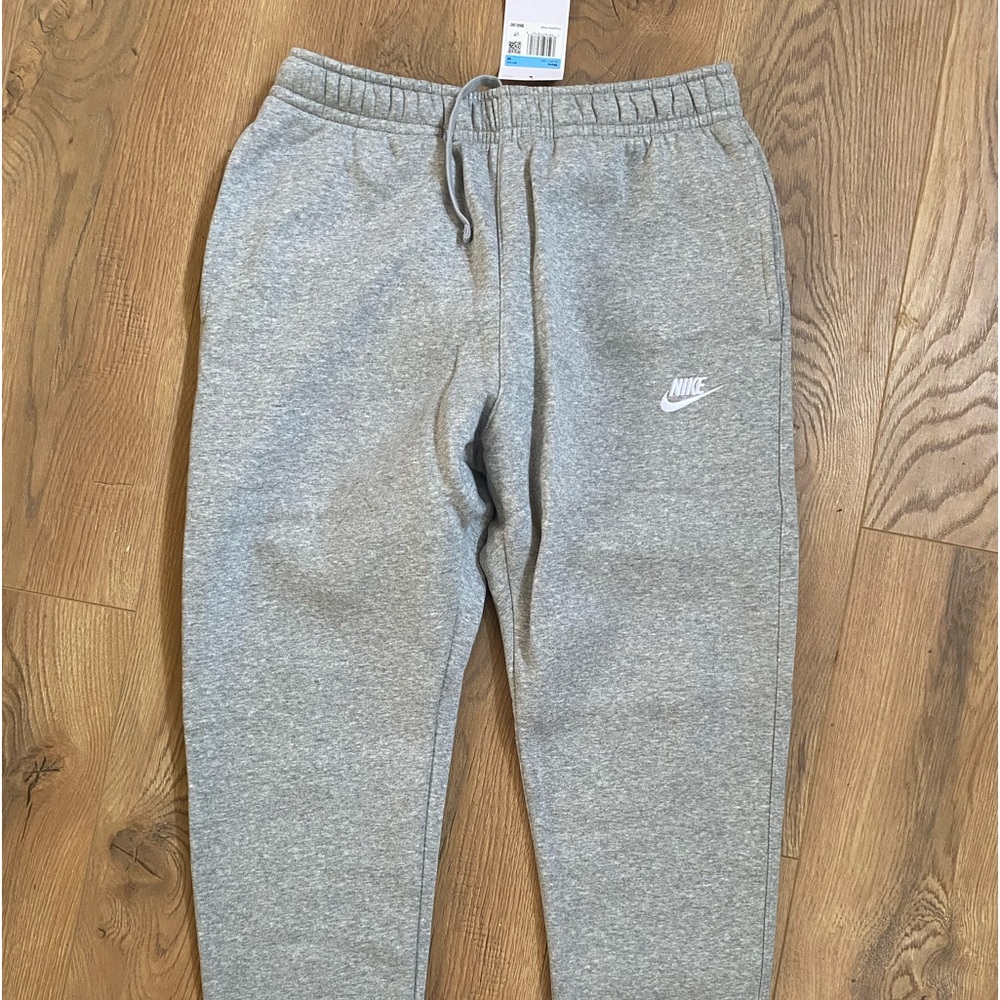 Nike Standard Fit Tapered Leg Sweat Pant in Grey